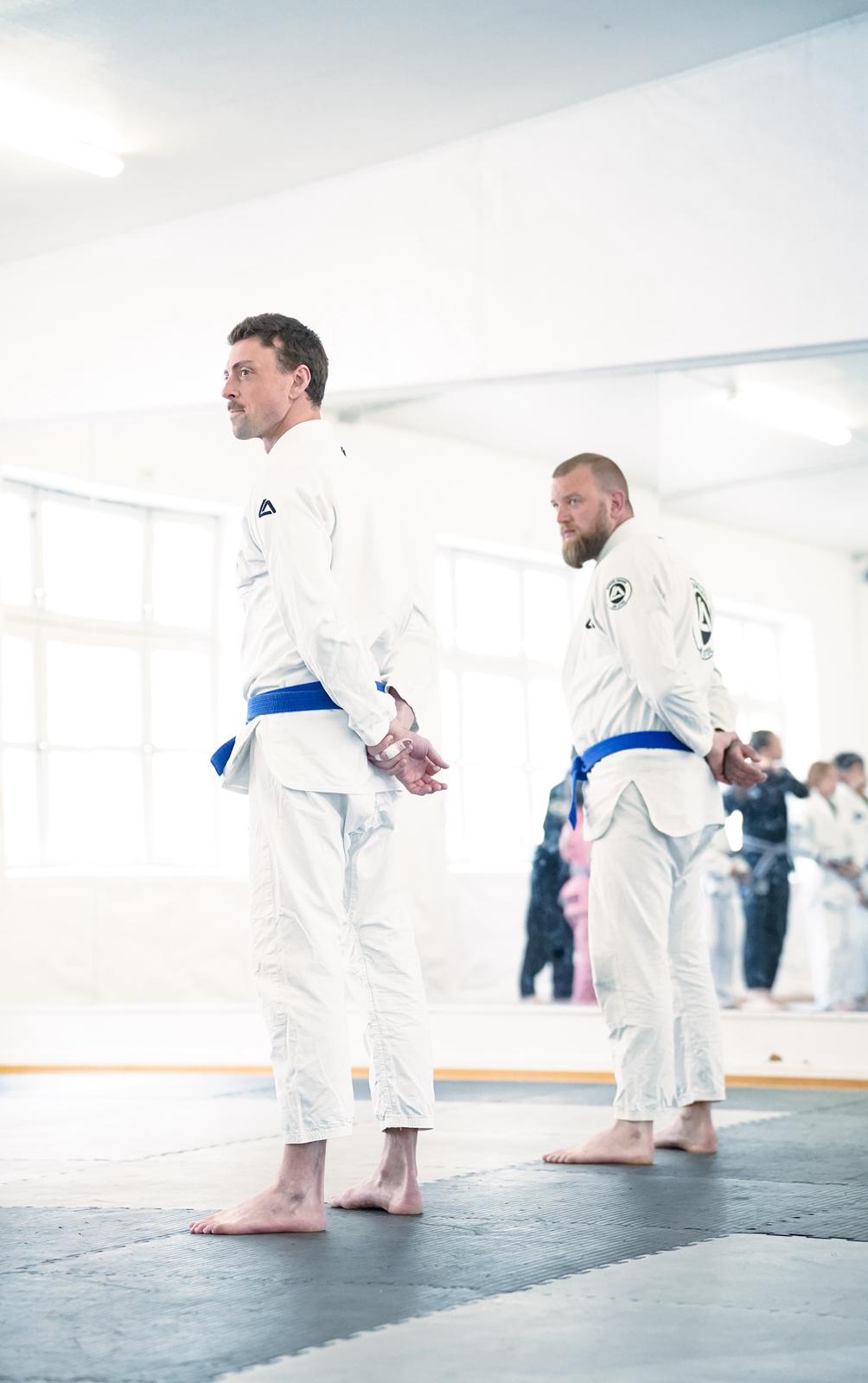 Trener og utøver i aksjon under BJJ-trening i Drammen