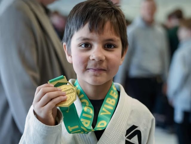 Ung utøver med medalje etter konkurranse